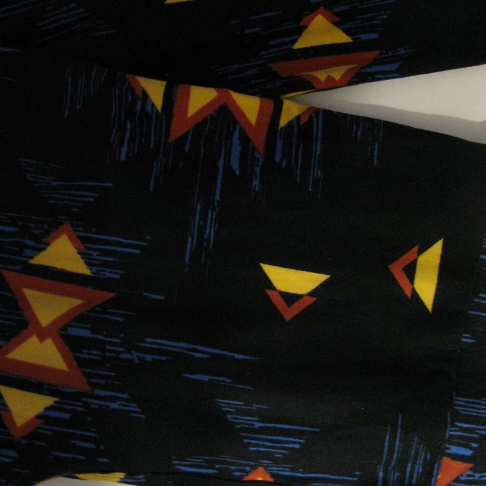 LuLaRoe One Size OS Leggings New NWOT Navy Blue Geometric Print Velvety - Picture 2 of 2